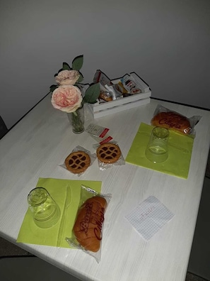 Inbegriffenes Frühstück zur Selbstbedienung