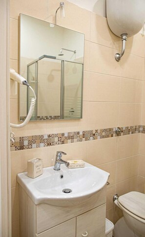 Double Room | Bathroom | Shower, bathrobes, towels - B&B Al Portone (Pagani)