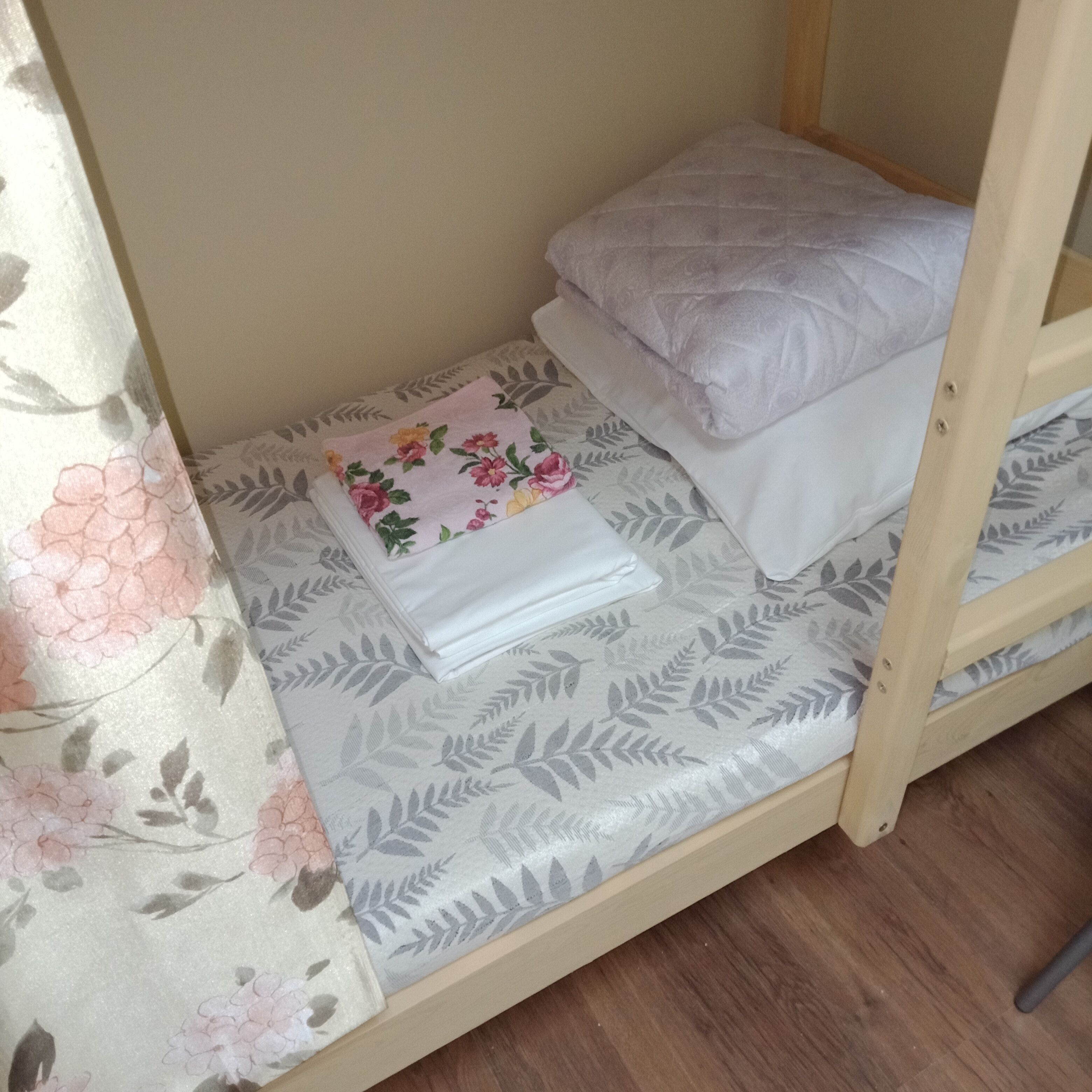Bed in 4-Bed Female Dormitory Room | ห้องพักตกแต่งอย่างมีเอกลักษณ์, ตกแต่งพิเศษโดยเฉพาะ, ห้องเก็บเสียง