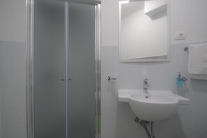 Studio (Oliva) | Badkamer | Een douche, handdoeken, zeep