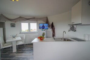 Appartement, balcon (Mare) | Cuisinette privée | Surface de cuisson, cafetière-théière, vaisselle et ustensiles