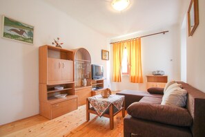 Appartement, 2 chambres | Aire de séjour | Téléviseur