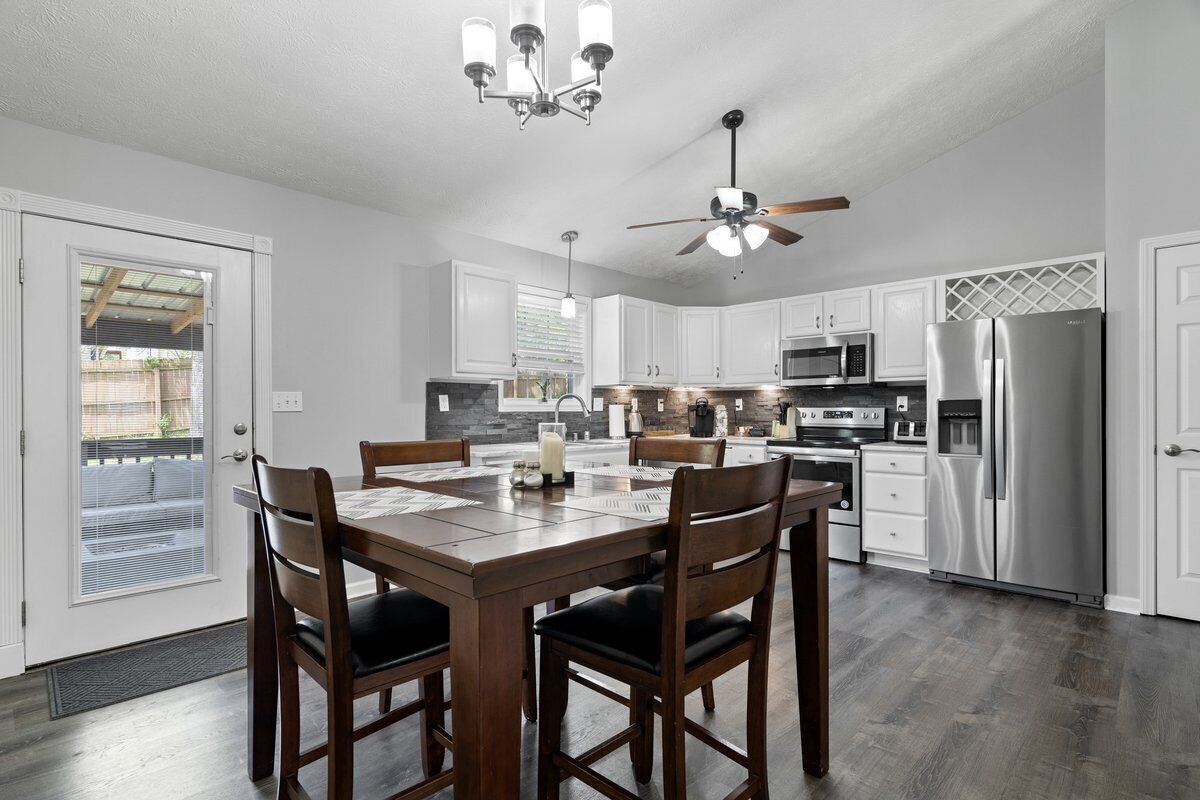 冷蔵庫、電子レンジ、オーブン、コンロ