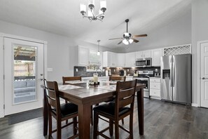 KĂŒhlschrank, Mikrowelle, Ofen, Herdplatte