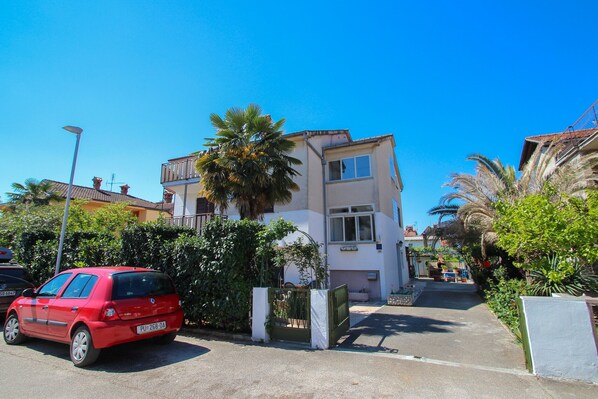 Exterior - Sissy (Novigrad)