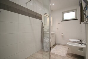 Apartment (A2+2) | Bathroom | Shower, towels, soap, toilet paper - Sissy (Novigrad)