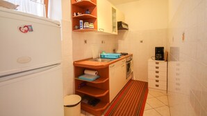 Cafetera/tetera, refrigerador con freezer, horno, placa de cocina