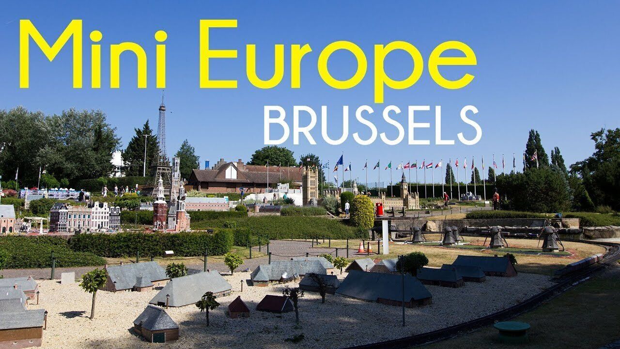 Una maqueta de Bruselas con edificios a escala, una reproducción de la Atomium y una vía de tren en miniatura.