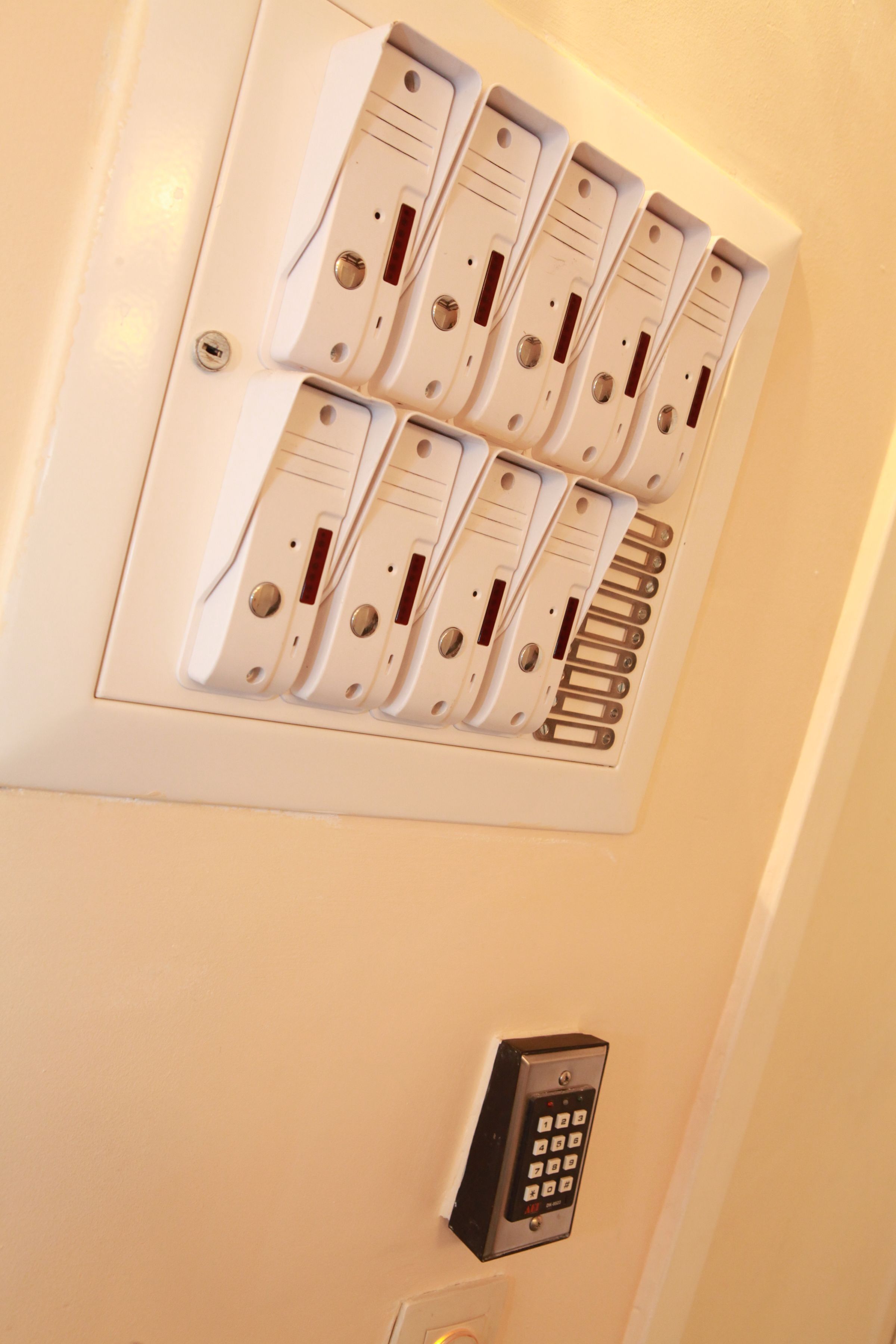 Un cuadro eléctrico instalado en la pared con varios interruptores y un teclado.
