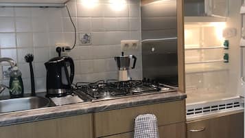 Geladeira, micro-ondas, fogão, cooktop