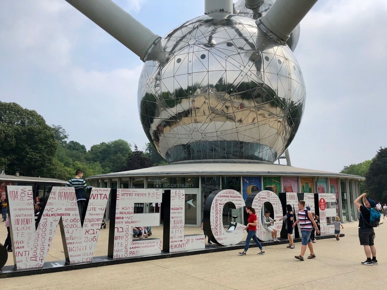 Un'ampia struttura metallica con una cupola sferica e un cartello accogliente.