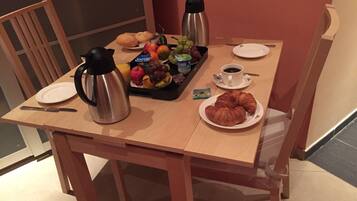 Petit déjeuner continental (25 EUR par personne)