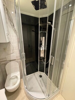 Douche, douche hydromassante, sèche-cheveux, savon