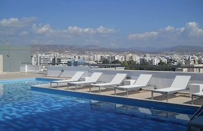 Ulkouima-allas avoinna 9.00–21.00, aurinkotuoleja