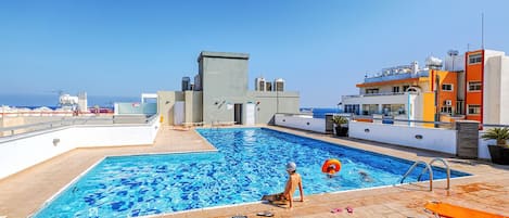 Piscine extérieure, chaises longues