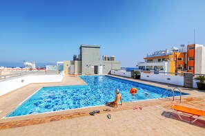 Una piscina al aire libre (de 09:00 a 21:00), tumbonas