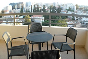 Appartement Panoramique, 2 chambres, vue partielle sur la mer (Aura) | Balcon