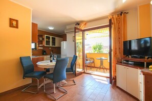 アパートメント バルコニー (A2+2) | リビング エリア | 薄型テレビ