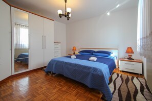 アパートメ ント バルコニー (A2+2) | 1 室のベッドルーム、デスク、WiFi (無料)