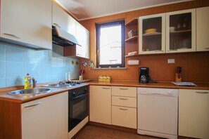 アパートメント バルコニー (A2+2) | 専用キッチン | コンロ、コーヒー / ティーメーカー、調理器具と食器