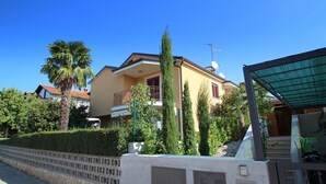 Unclassified image, 4 of 30, button - Vesna (Novigrad)