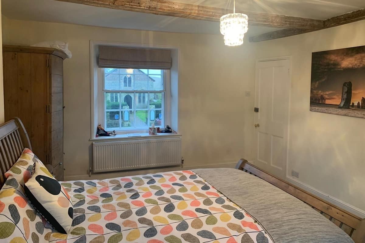 Habitación doble, baño compartido (Uffington) | Escritorio, cortinas blackout, wifi gratis y ropa de cama