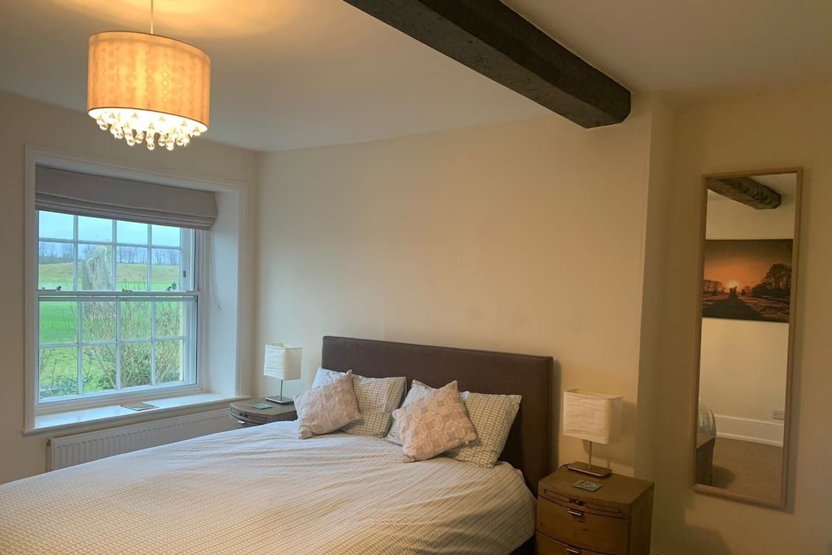 Habitación doble, baño compartido (Alford) | Escritorio, cortinas blackout, wifi gratis y ropa de cama