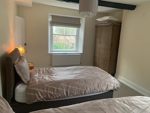 Habitación con 2 camas individuales (Stukeley) | Escritorio, cortinas blackout, wifi gratis y ropa de cama
