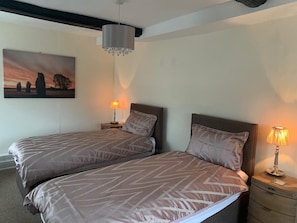 Habitación con 2 camas individuales (Stukeley) | Escritorio, cortinas blackout, wifi gratis y ropa de cama