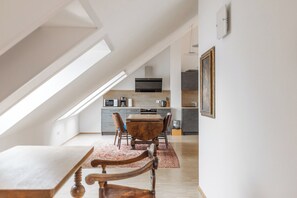 Appartement Deluxe, 1 très grand lit, balcon, vue ville | Coin séjour