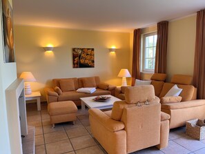 Deluxe House | Living area | 120-cm flat-screen TV with digital channels, TV, fireplace - Dünenmeer Ferienhäuser (Ostseebad Dierhagen)