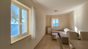 Apartment, Meerblick (A4+2) | Wohnbereich | Flachbildfernseher