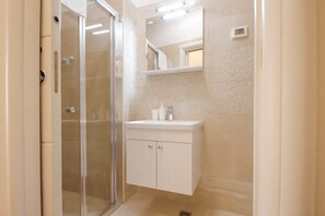 Douche, serviettes fournies, savon, papier de toilette