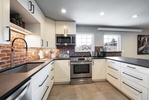 Kühlschrank, Mikrowelle, Herdplatte, Geschirrspüler