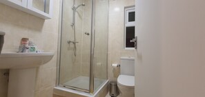 Lägenhet | Badrum | Dusch, hårtork och handdukar