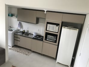 Geladeira, micro-ondas, fogão, cooktop