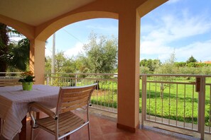 Apartment (Viola A4+1 nr.2 dole) | Terrace/patio - Viola (Novigrad)