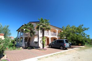 Exterior - Viola (Novigrad)