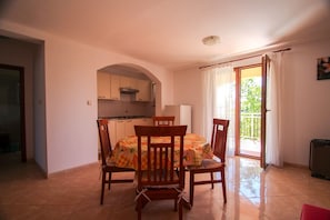 Departamento (Viola A2+1) | Cocina privada | Refrigerador, parrilla de estufa y cafetera y tetera 