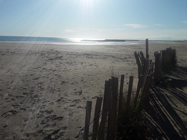 Beach nearby, sun-loungers - Contemporary apartment by the sea (Sete)