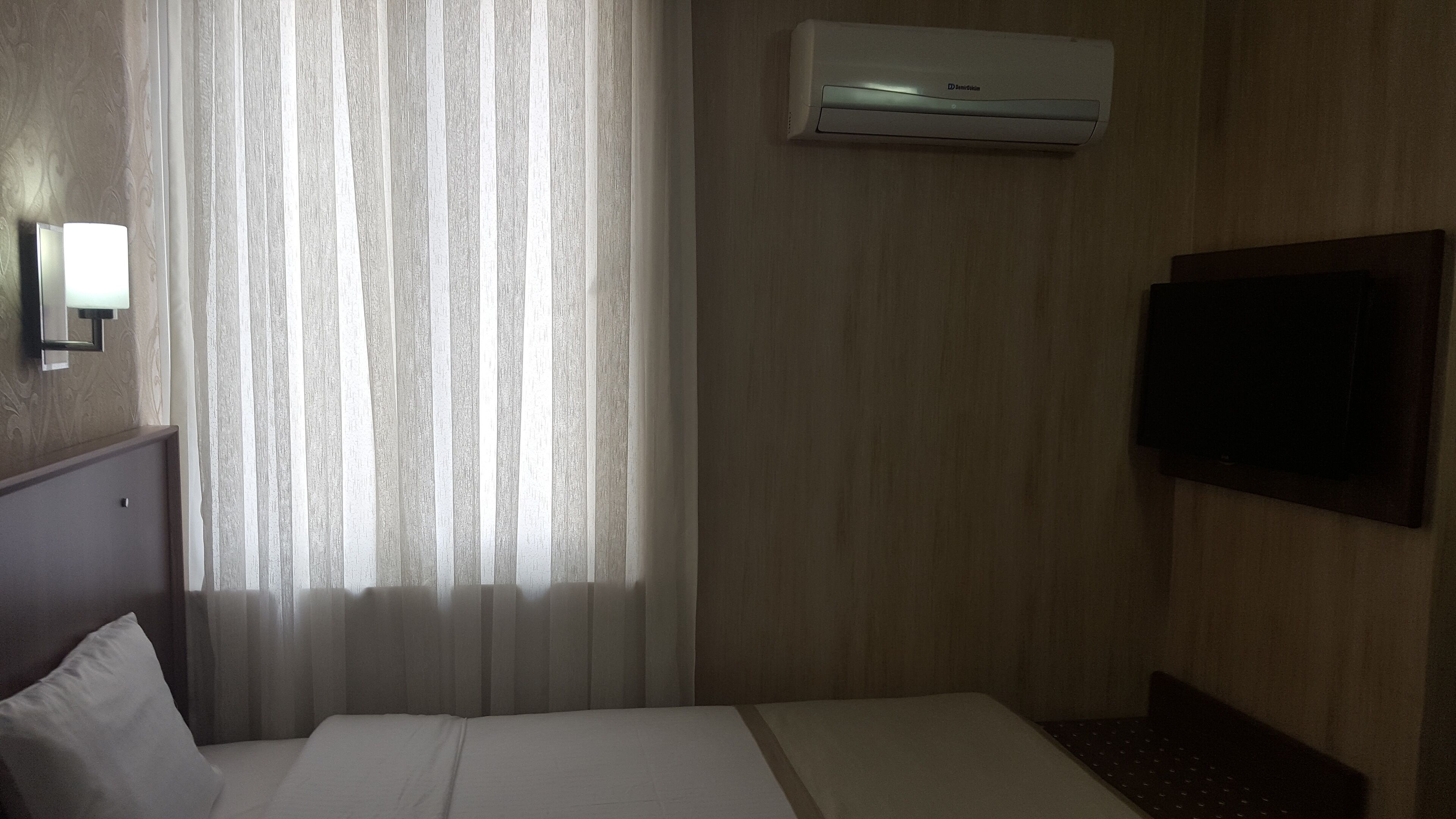 single room | minibar, desk, free wifi, bed sheets