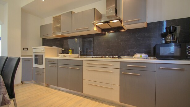 Refrigerador, placa de cocina, utensilios de cocina