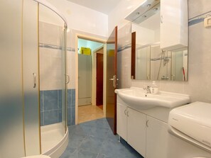 Apartment (Vita A2+2) | Bathroom | Towels, soap, toilet paper