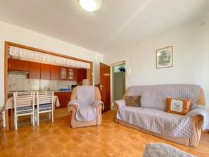 Appartement (Vita A2+2) | Woonruimte | Een televisie