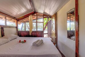 Espai de treball apte per a portàtils, wifi gratuïta i roba de llit 