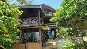 A rustic wooden building with a sign reading "TERRAL NOSTALGIA". - Pousada Terral Surf (Itacaré)