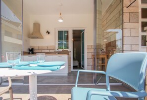 Apartment (Viviana A2 Azur) | Eigene Küche | Kühlschrank, Herdplatte, Kochgeschirr/Geschirr/Besteck