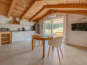 Apartment (Viviana A2 Ana) | Eigene Küche | Kühlschrank, Herdplatte, Kochgeschirr/Geschirr/Besteck