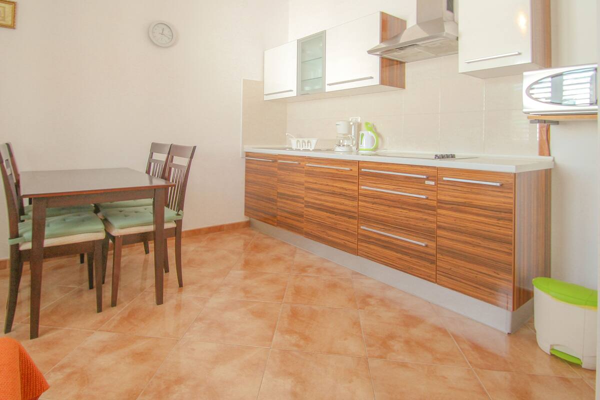 Apartment (Viviana A2+1 Brown) | Eigene Küche | Kühlschrank, Herdplatte, Kochgeschirr/Geschirr/Besteck