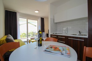 Apartment (Zoran A2+2 nr.3) | Private kitchen | Fridge, stovetop, cookware/dishes/utensils - Zoran (Novigrad)